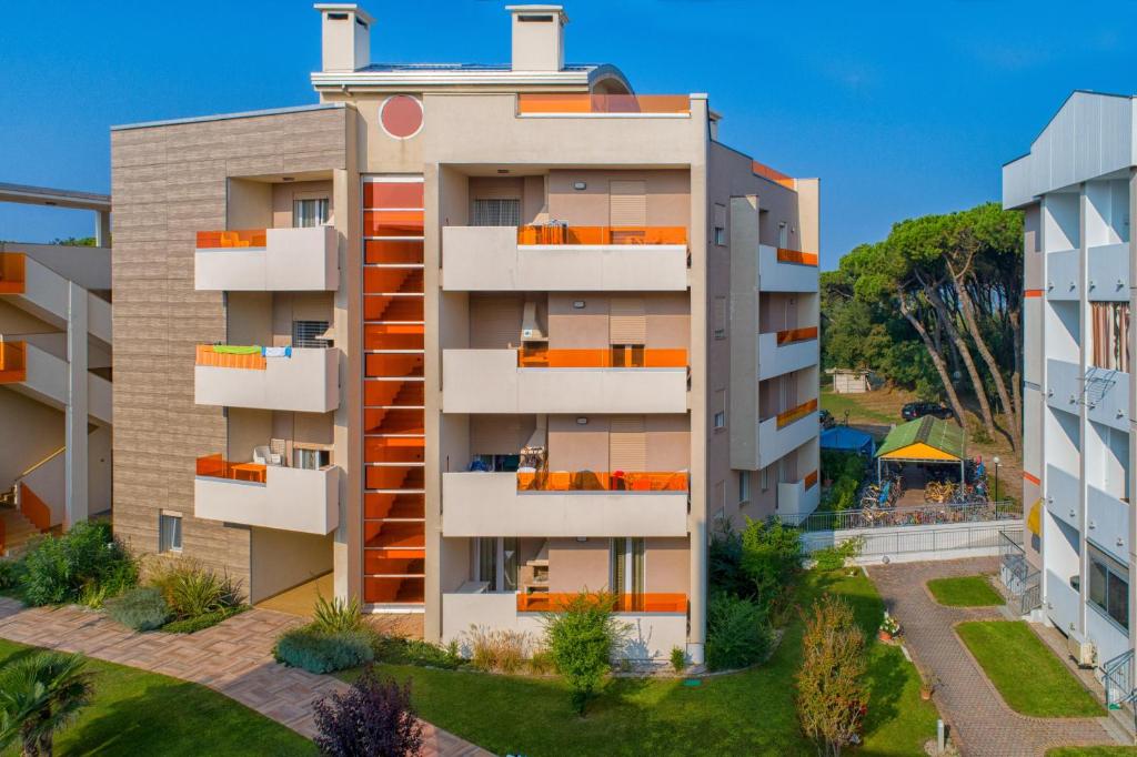 - une vue aérienne sur un bâtiment avec balcon dans l'établissement Le Primule, à Rosolina Mare