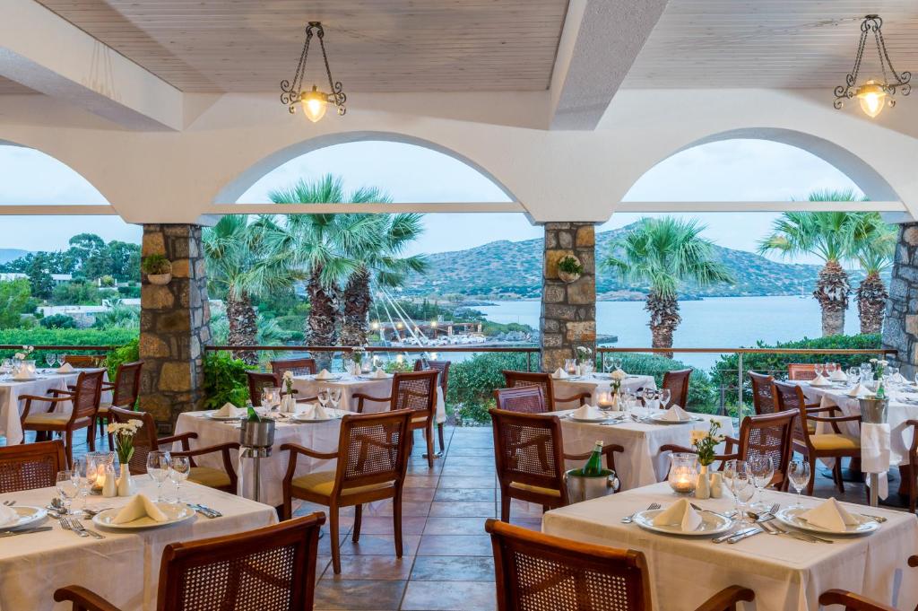 Výhled na řeku, která protéká v blízkosti hotelu