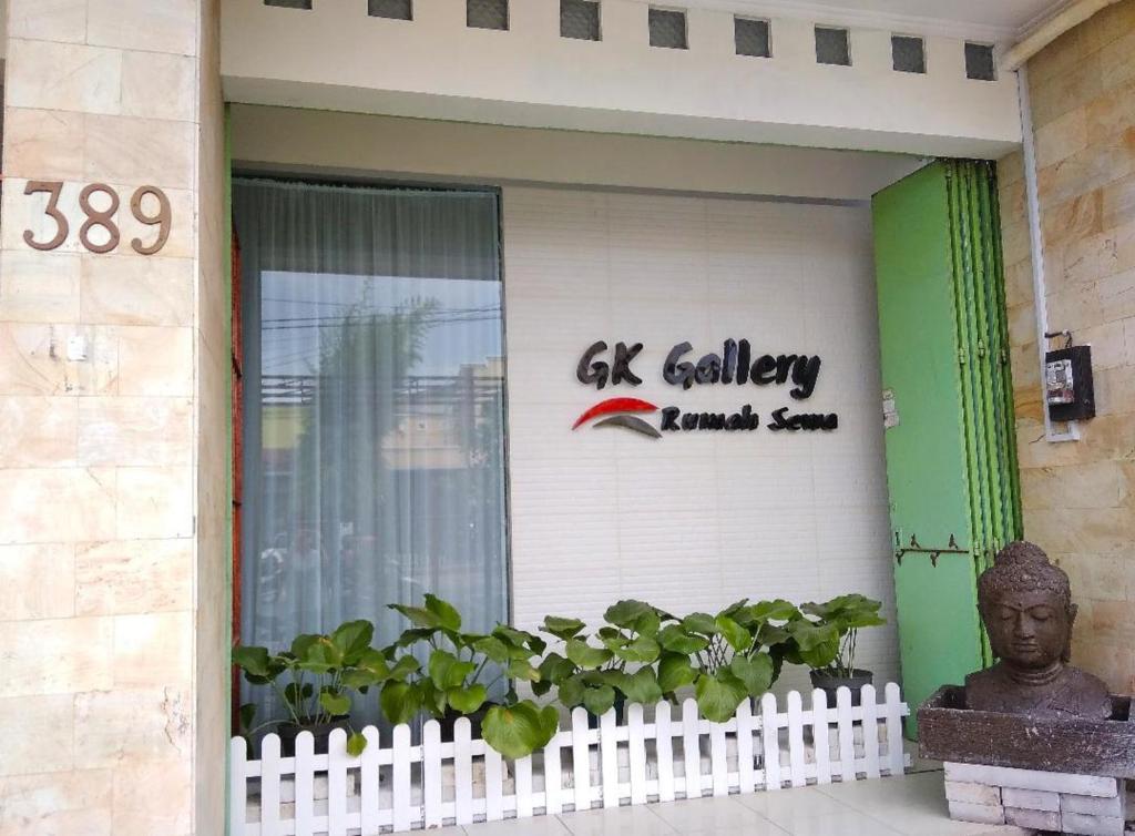 un bâtiment avec un panneau sur son côté dans l'établissement GK Gallery Rumah Sewa, à Purwokerto