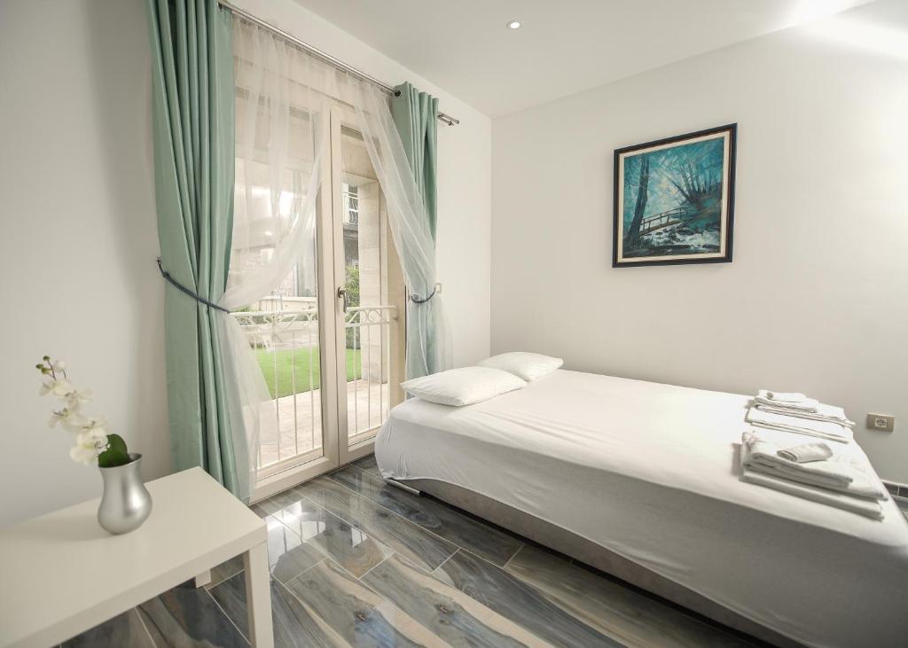 Sea Point Apart hotel Tivat - Studio With Terrace And Pool View (5 Adults)