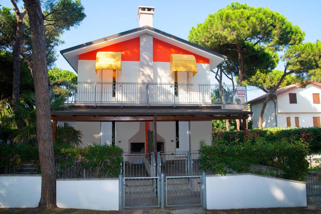 a house with a balcony on top of it at Villa Sofia in Rosolina Mare