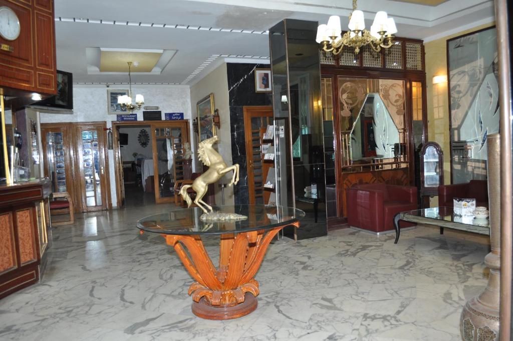 een winkel met een standbeeld van een paard op een glazen tafel bij HOTEL SALIM in Casablanca