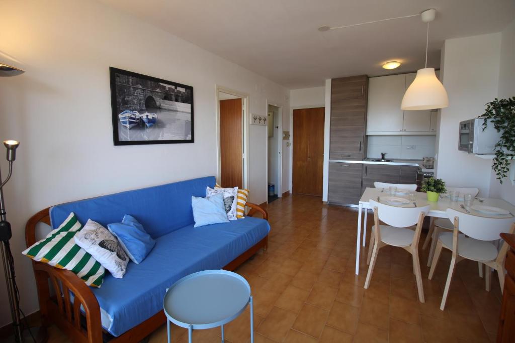 エンプリアブラバにあるBasic Comfort Apartment Gran Reserva 0103のリビングルーム(青いソファ付)、キッチン