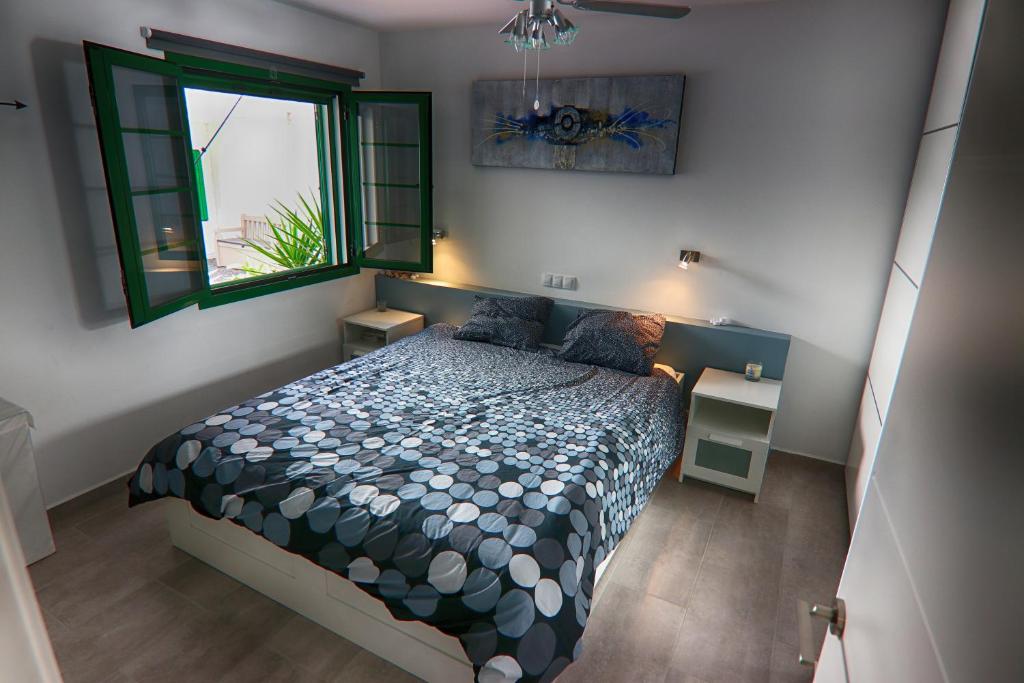 a bedroom with a bed and a window at New central town Bungalow WiFi Netflix in Caleta De Fuste