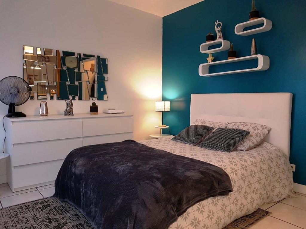 モンタルジにあるOlivier et Céciliaの青い壁のベッドルーム1室(ベッド1台付)