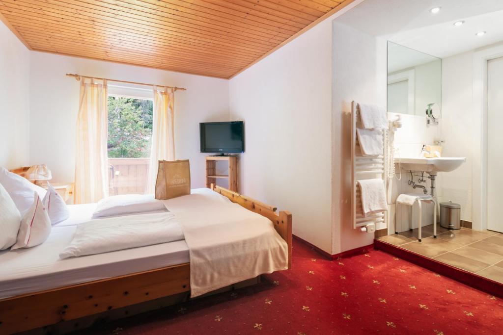 Postel nebo postele na pokoji v ubytování Frieden DAS Alpine Panorama Hotel