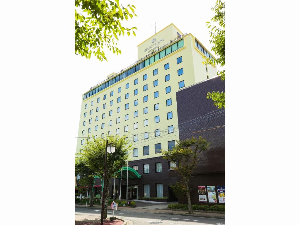 une image de l'avant d'un bâtiment dans l'établissement Select Royal Yatsushiro, à Yatsushiro