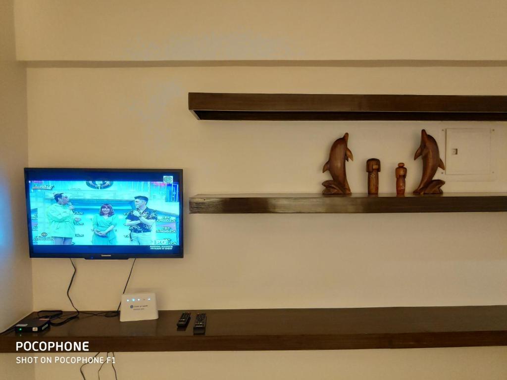 TV a/nebo společenská místnost v ubytování Tagaytay Staycation by Naya and Darla w Free Swimming Pool, WiFi & Netflix