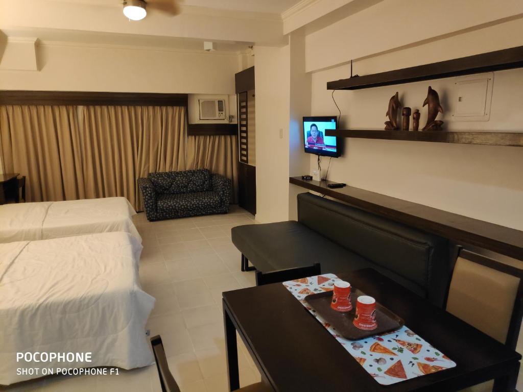 Postel nebo postele na pokoji v ubytování Tagaytay Staycation by Naya and Darla w Free Swimming Pool, WiFi & Netflix