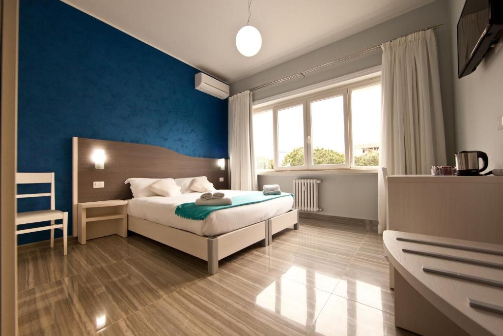una camera con letto e parete blu di Star of Rome a Roma