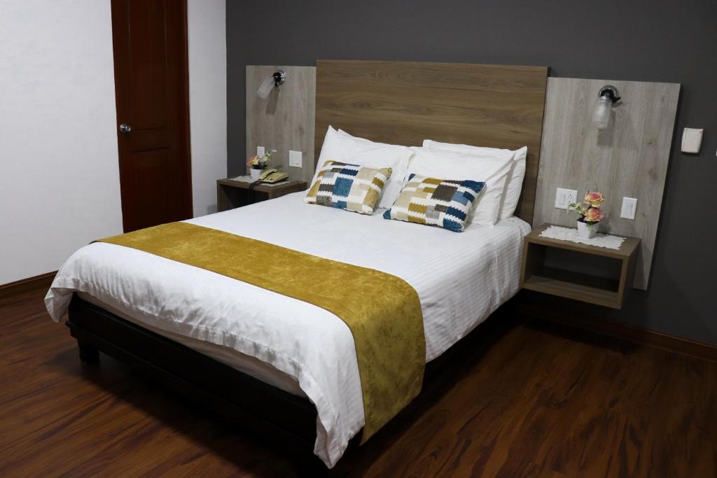 Postel nebo postele na pokoji v ubytování Hotel Puerta del Sol