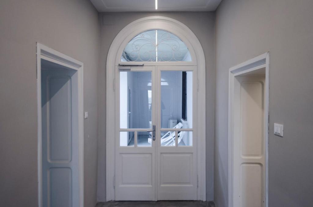 Una puerta blanca con una ventana en una habitación en RIPOSINO, en Marmirolo