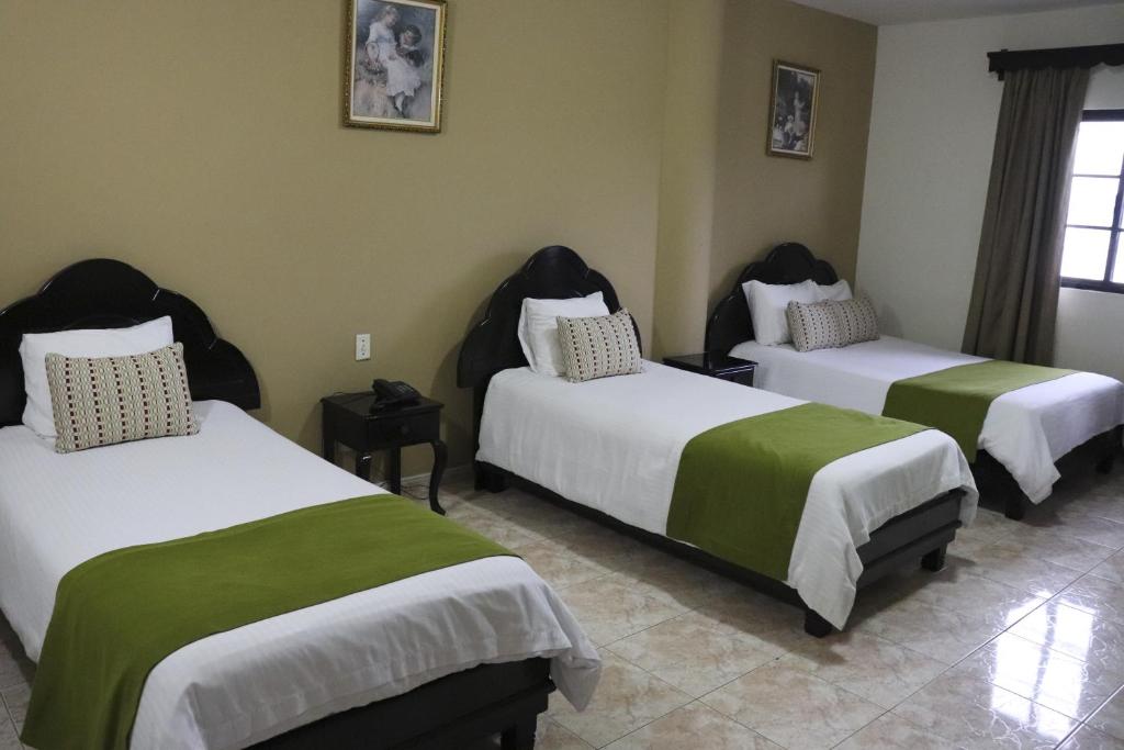 Postel nebo postele na pokoji v ubytování Hotel Puerta del Sol