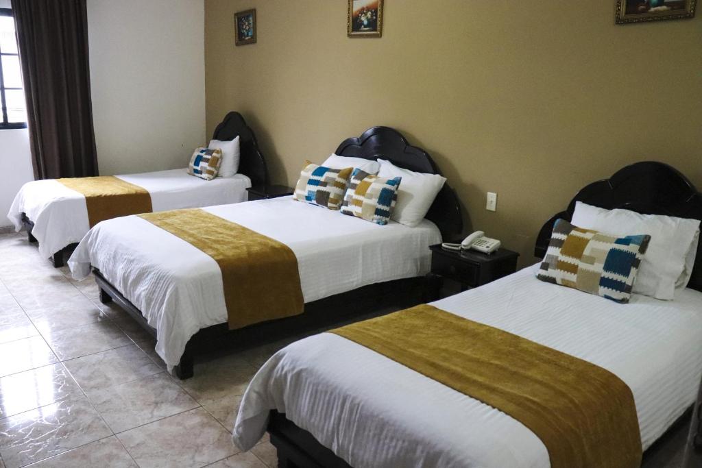 Postel nebo postele na pokoji v ubytování Hotel Puerta del Sol