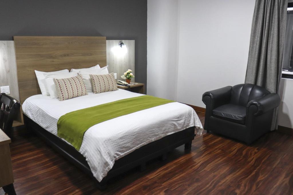 Postel nebo postele na pokoji v ubytování Hotel Puerta del Sol