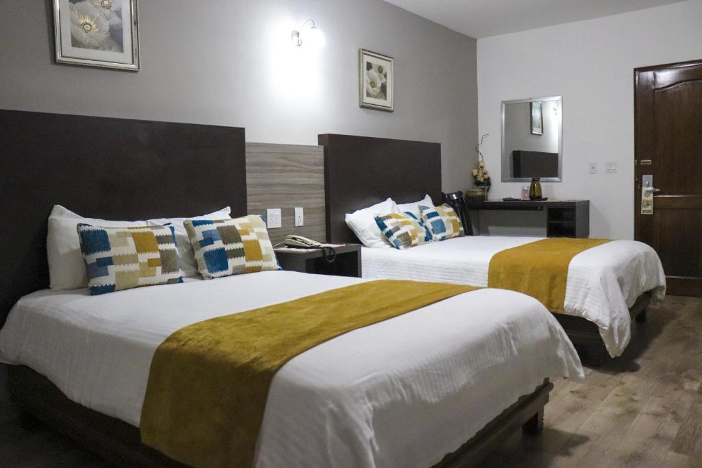 Postel nebo postele na pokoji v ubytování Hotel Puerta del Sol