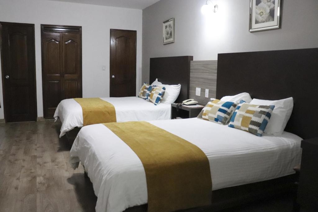 Postel nebo postele na pokoji v ubytování Hotel Puerta del Sol