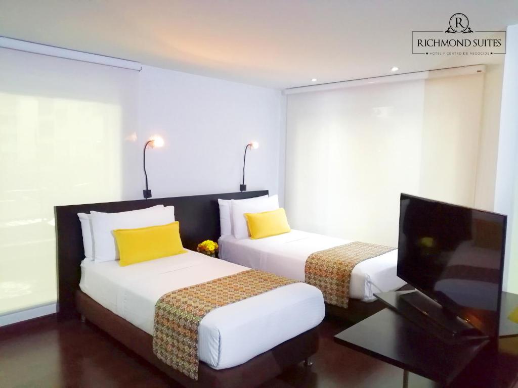 Postel nebo postele na pokoji v ubytování Richmond Suites Hotel