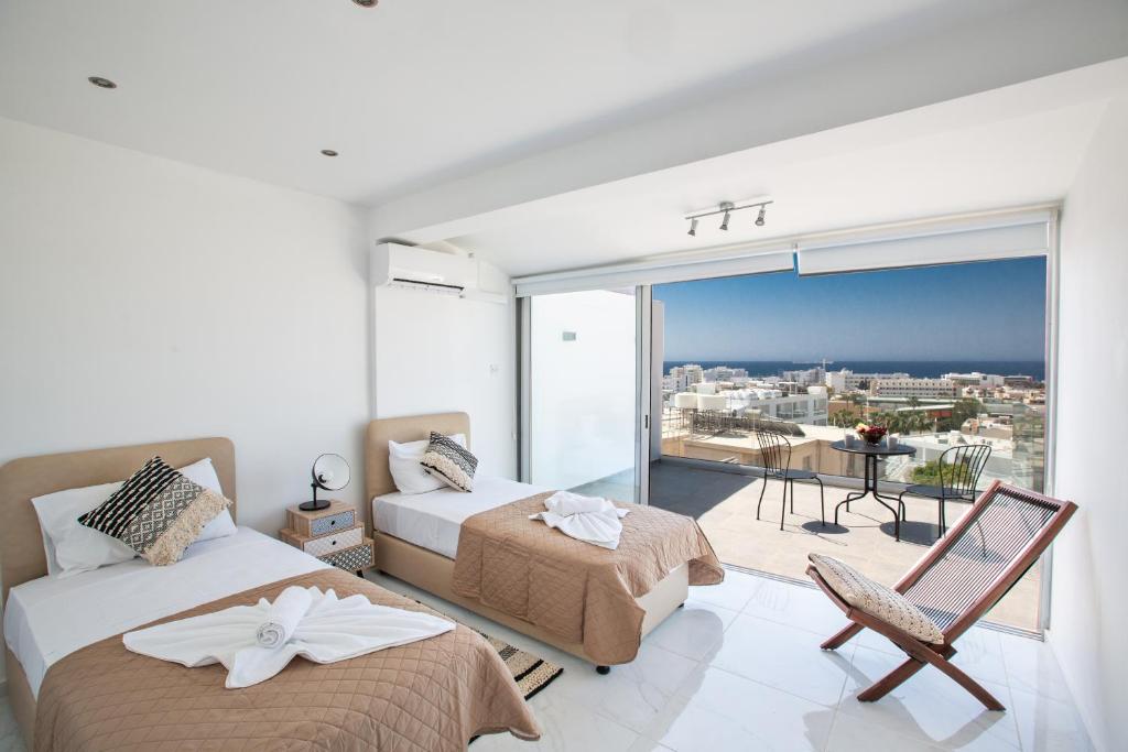 um quarto com 2 camas e vista para a cidade em Rio Luxury Apartment em Agia Napa