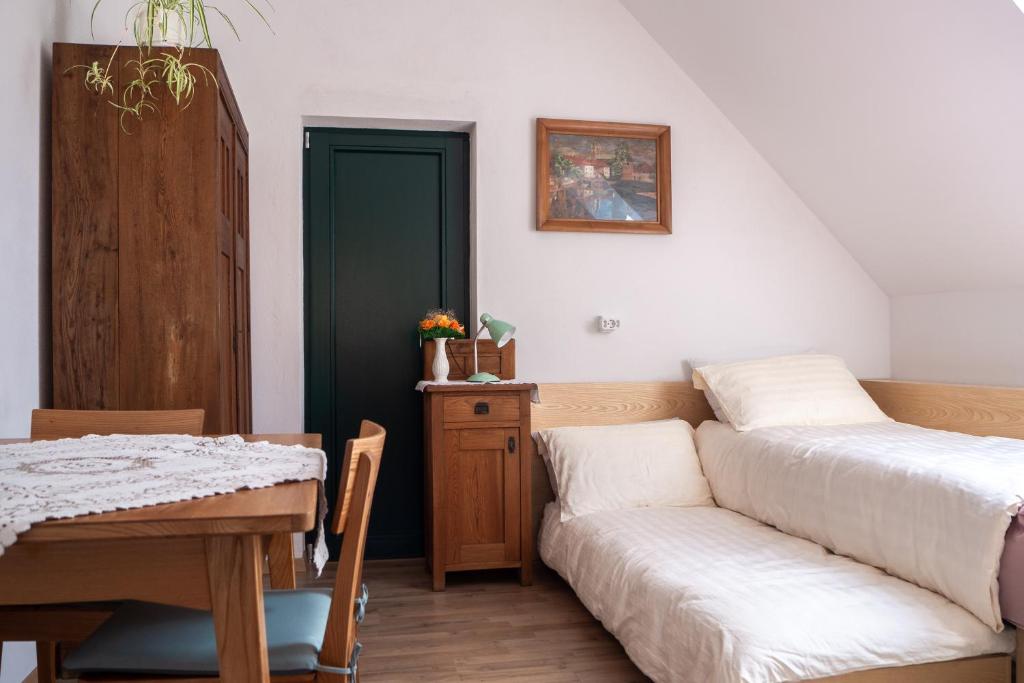 ein Wohnzimmer mit einem Sofa und einem Tisch in der Unterkunft Beekeeping Kojek in Ribnica