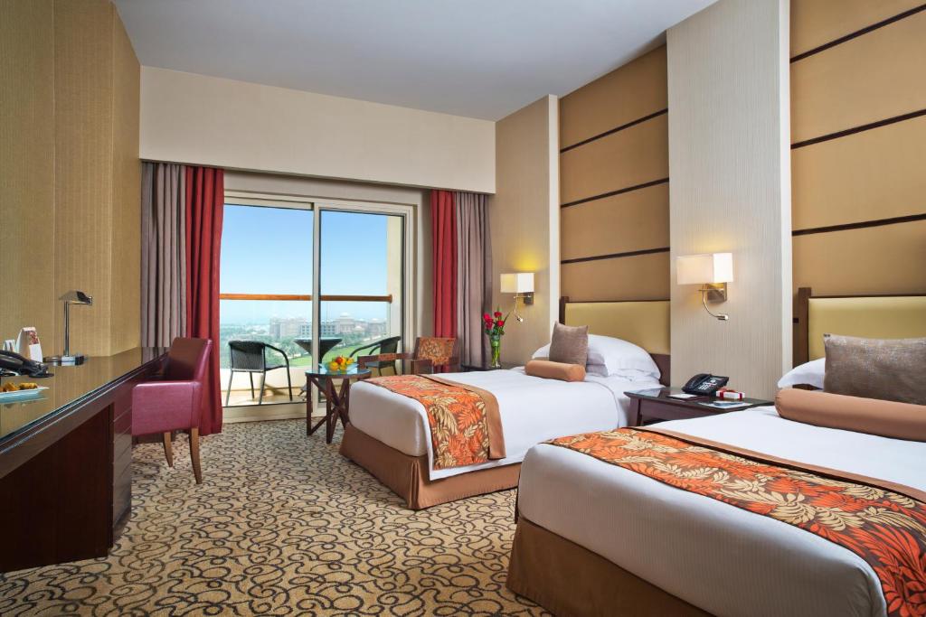 Postel nebo postele na pokoji v ubytování Khalidiya Palace Rayhaan by Rotana, Abu Dhabi