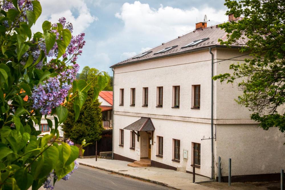 biały budynek po stronie ulicy w obiekcie Penzion Sloup w mieście Sloup