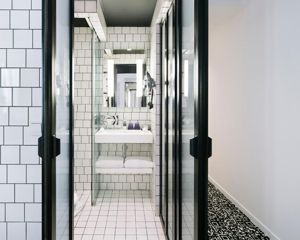 パリにあるベストウエスタン プレミア フォーブル 88のバスルーム(洗面台、鏡付)