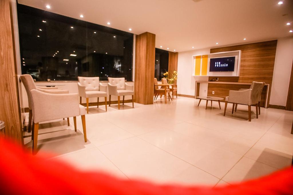 TV a/nebo společenská místnost v ubytování Barravento Praia Hotel