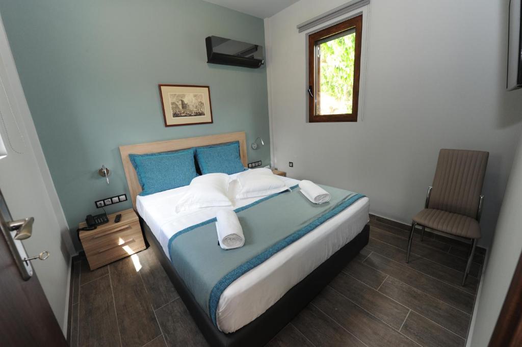 Łóżko lub łóżka w pokoju w obiekcie Camping & Bungalows Castle View