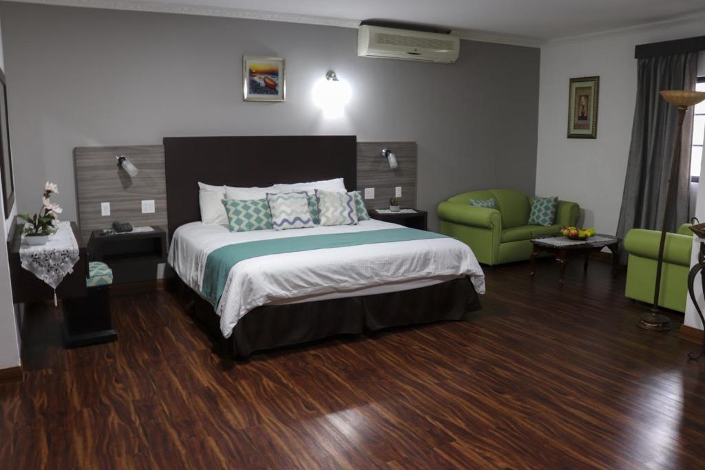Postel nebo postele na pokoji v ubytování Hotel Puerta del Sol