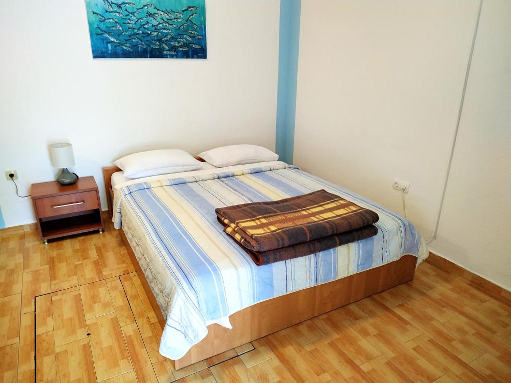 1 dormitorio con cama y mesita de noche con cama sidx sidx en DCK Apartments, en Kostrena