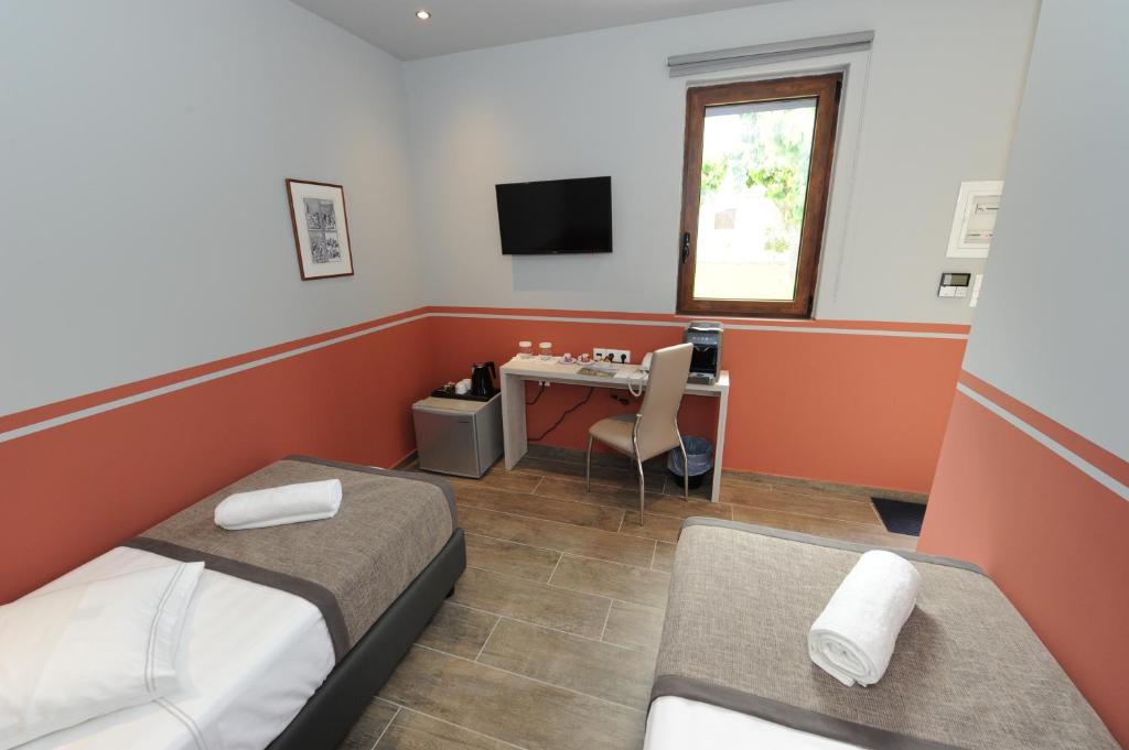 Telewizja i/lub zestaw kina domowego w obiekcie Camping & Bungalows Castle View