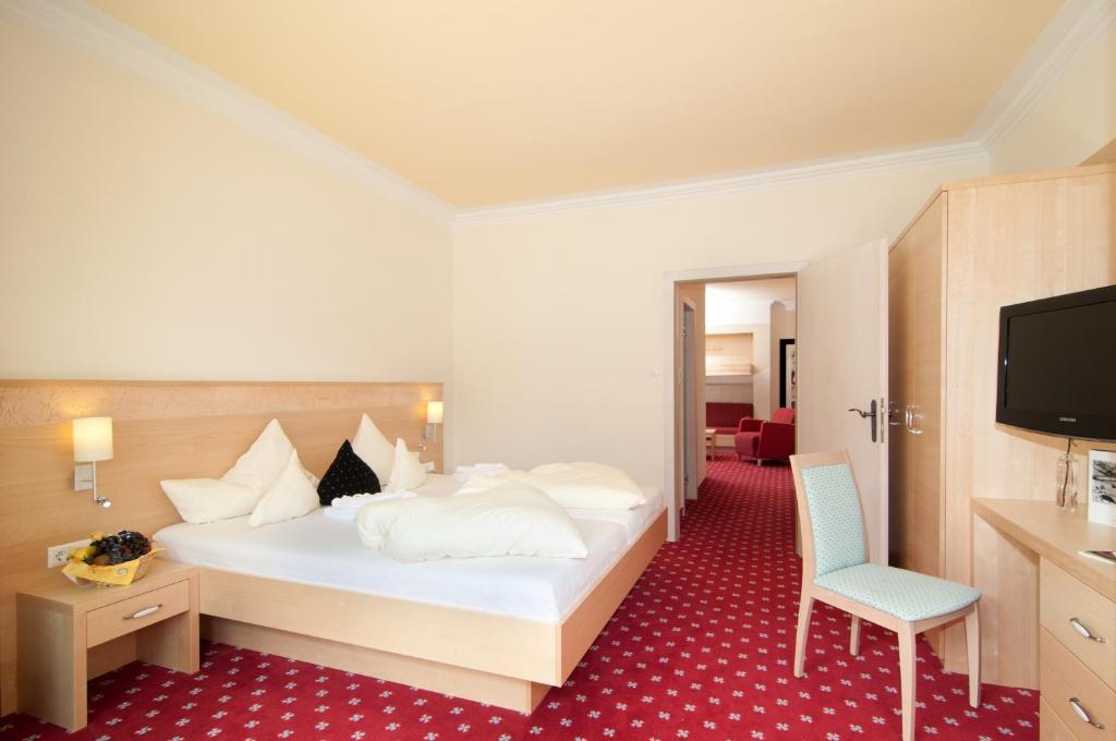 Postel nebo postele na pokoji v ubytování Family & Sporthotel Kärntnerhof