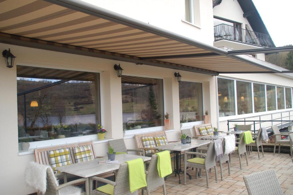 Restaurace v ubytování Hotel-Ferienwohnungen Cafe Maarblick
