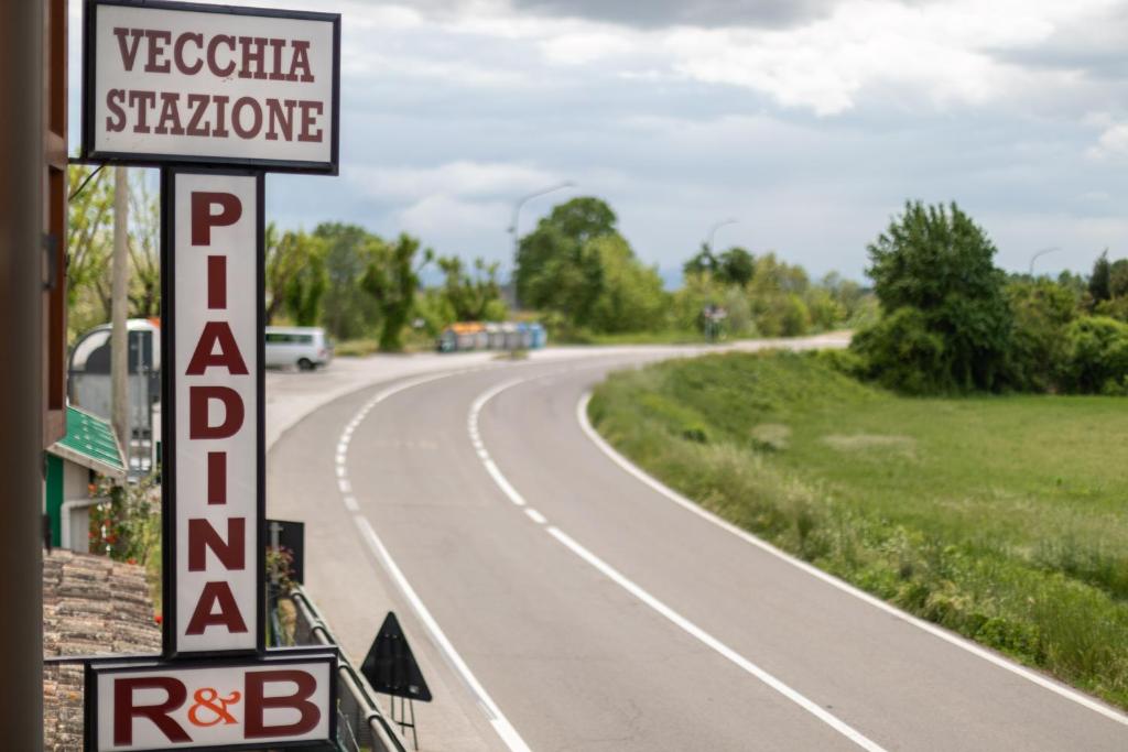 una carretera con una señal para una estación de motocicletas en La Vecchia Stazione Ravenna, en Rávena