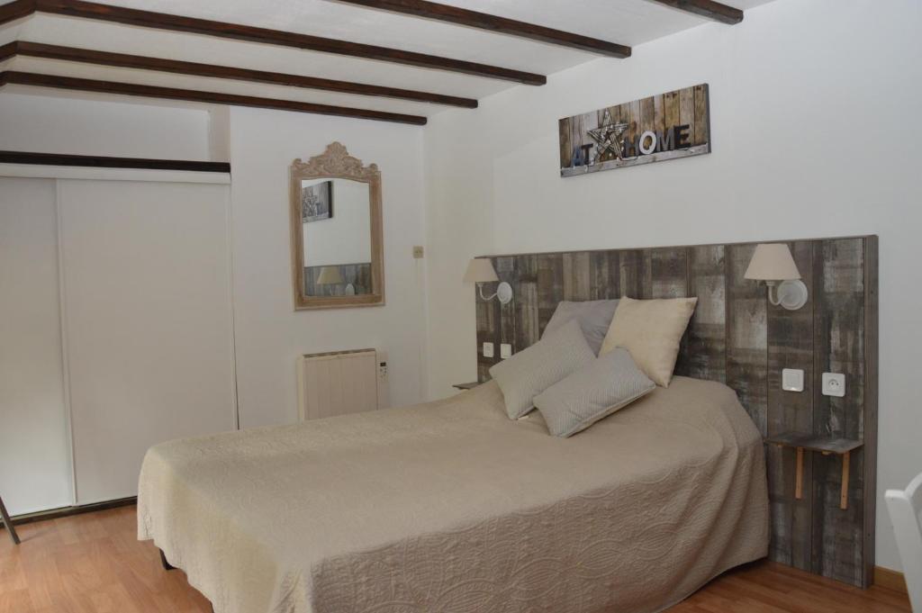 ein Schlafzimmer mit einem großen Bett in einem Zimmer in der Unterkunft Le Relais du Biau Ri in Clairfayts