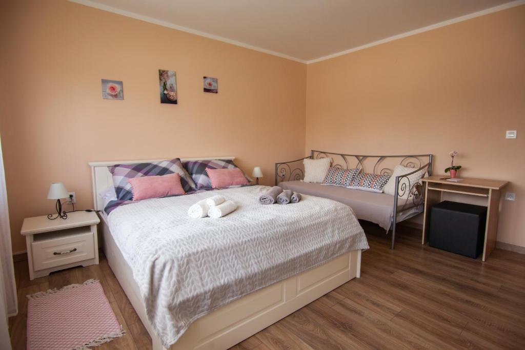 um quarto com uma cama e uma mesa de cabeceira e uma cama sidx sidx sidx em Apartmani Slavek em Jastrebarsko