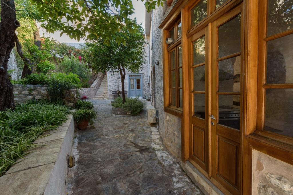 Κήπος έξω από το VITA REAL ESTATE