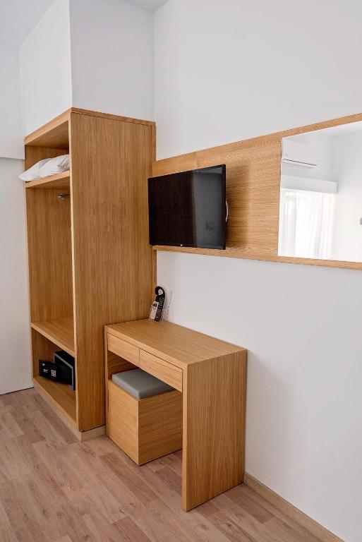 TV a/nebo společenská místnost v ubytování Pyramos Hotel