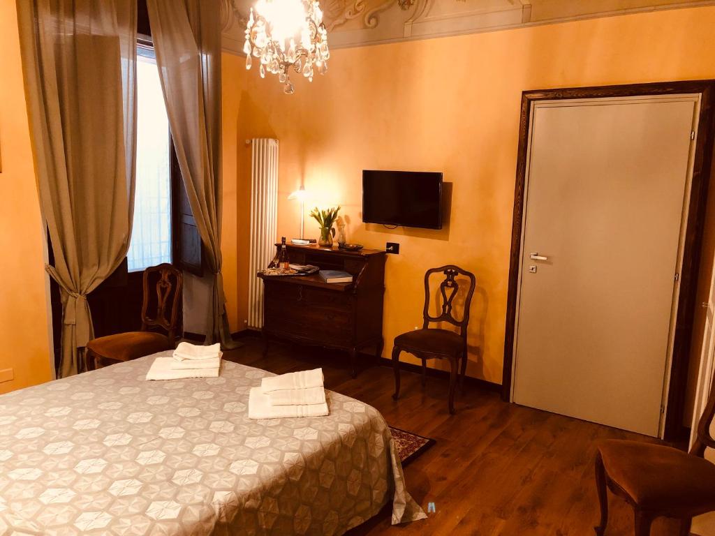 Posteľ alebo postele v izbe v ubytovaní Un avventura al centro della storia di Torino