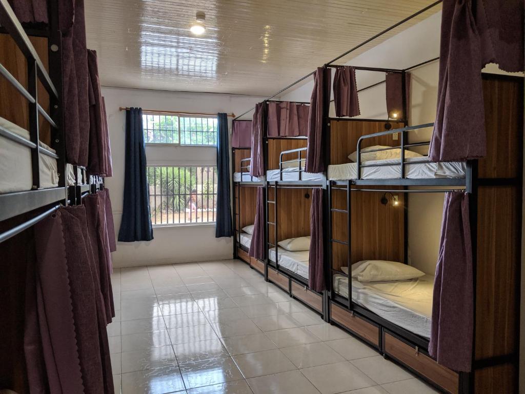 Postel nebo postele na pokoji v ubytování Ragamuffin Hostel
