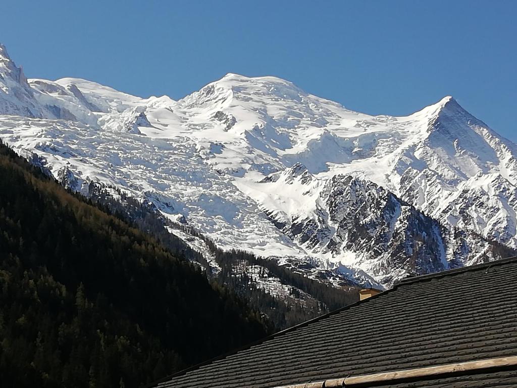 une montagne enneigée devant une maison dans l'établissement Champalo, à Chamonix-Mont-Blanc
