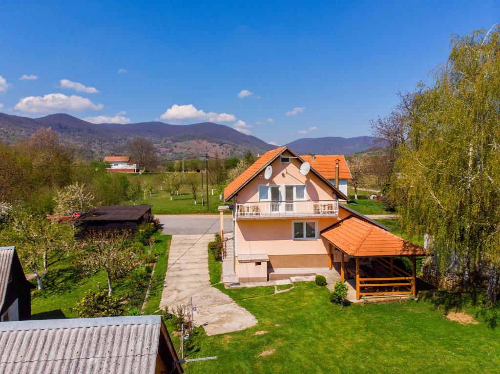 eine Luftansicht eines Hauses mit orangefarbenem Dach in der Unterkunft House Marijana in Smoljanac