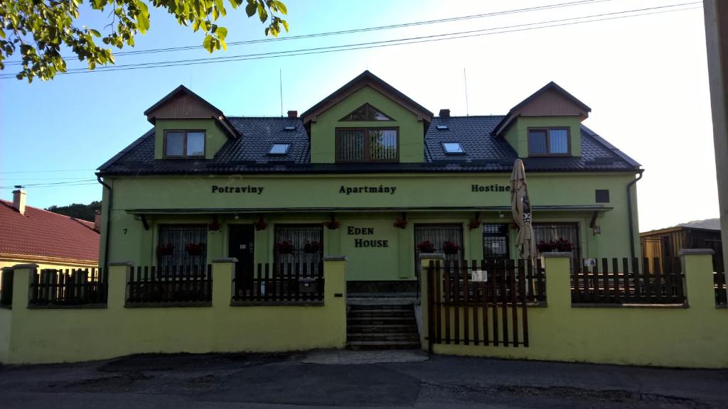 ein grünes Haus mit schwarzem Dach in der Unterkunft Eden House in Dubová