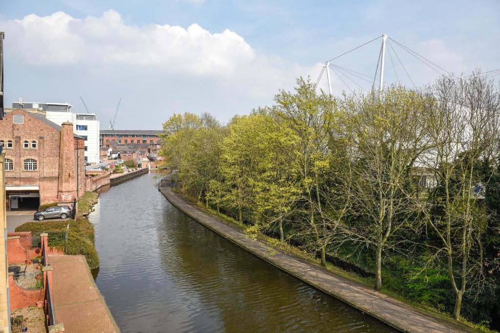 Dukes Riverside Penthouse, with Castle views, Balcony and Parking