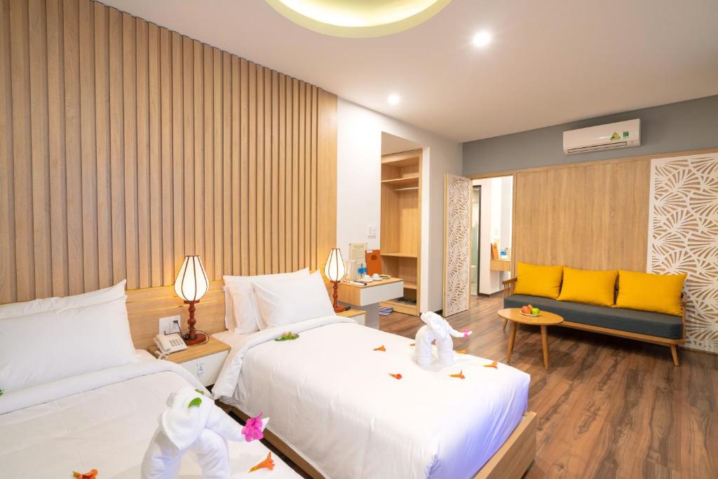 Postel nebo postele na pokoji v ubytování Hoi An Grace River Villa