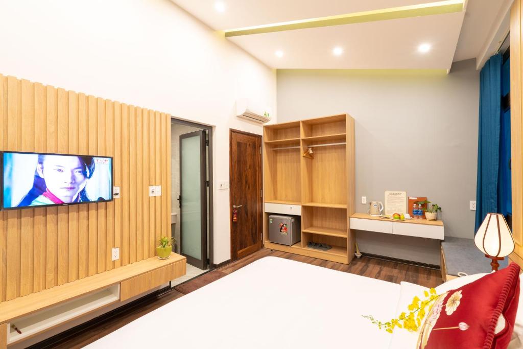 TV a/nebo společenská místnost v ubytování Hoi An Grace River Villa