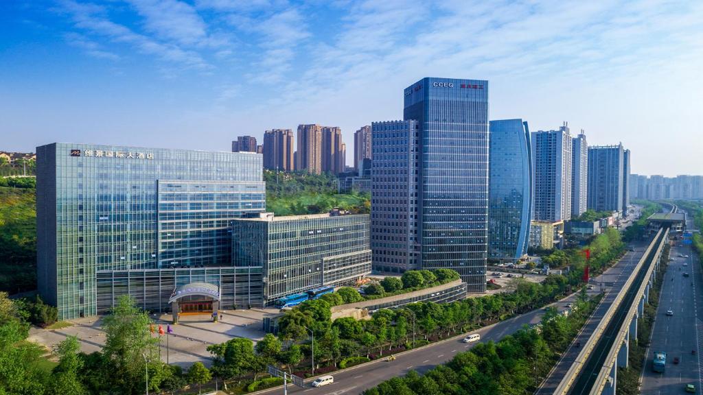 eine Luftansicht einer Stadt mit hohen Gebäuden in der Unterkunft Grand Metropark Hotel Chongqing in Chongqing