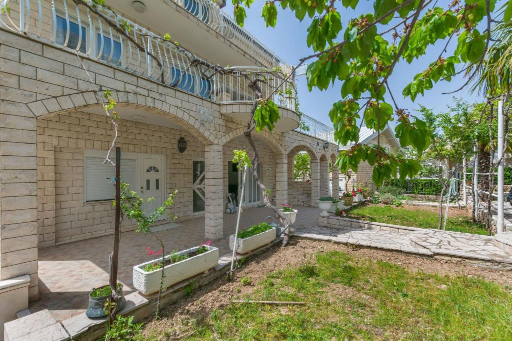 En have udenfor Apartments Luca