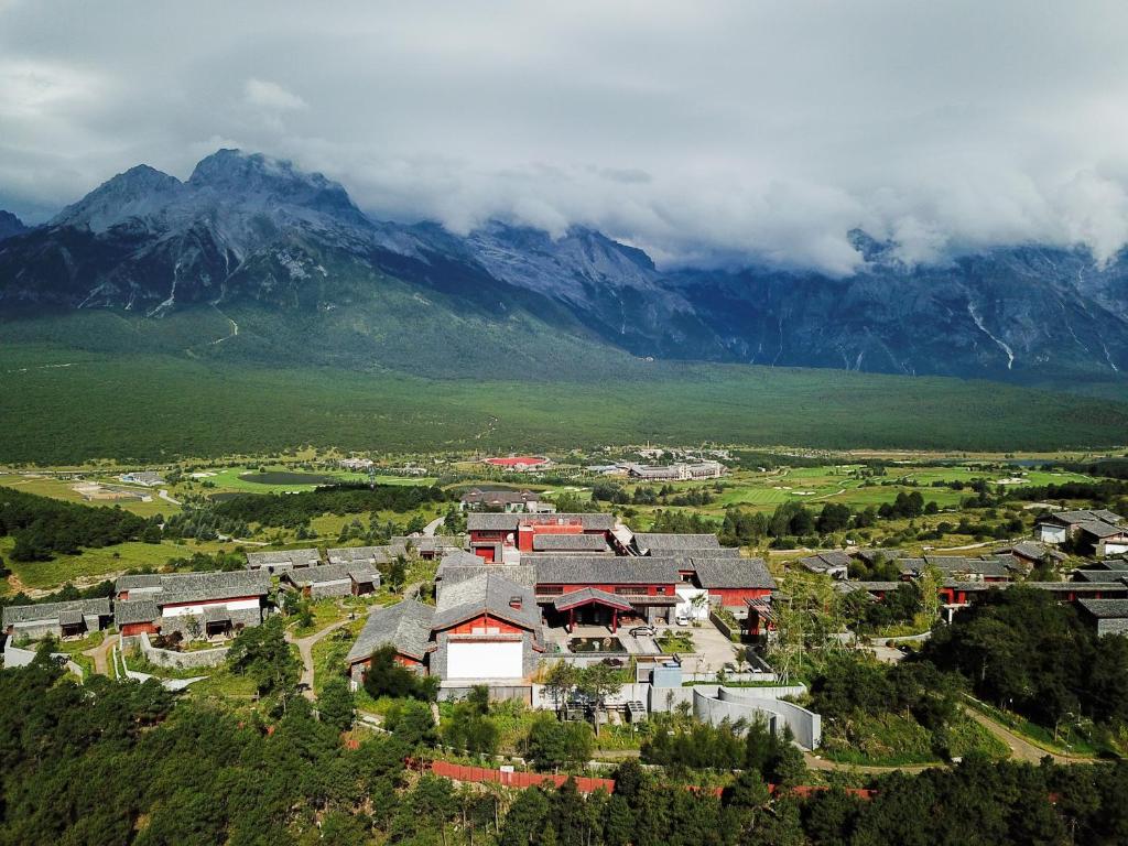 Una vista aérea de Jinmao Purelax Mountain Hotel Lijiang